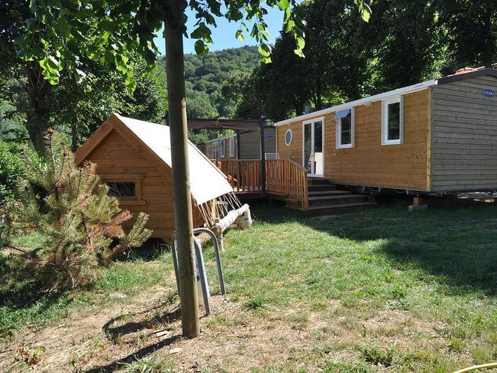 Camping Le Mas des Sédariès - Mobilheim 6 personen - Chalet Komfort Trapper 3 Zimmer, mit Mini-Holzchalet 2/P auf der Terrasse in Villefort, Cevennen