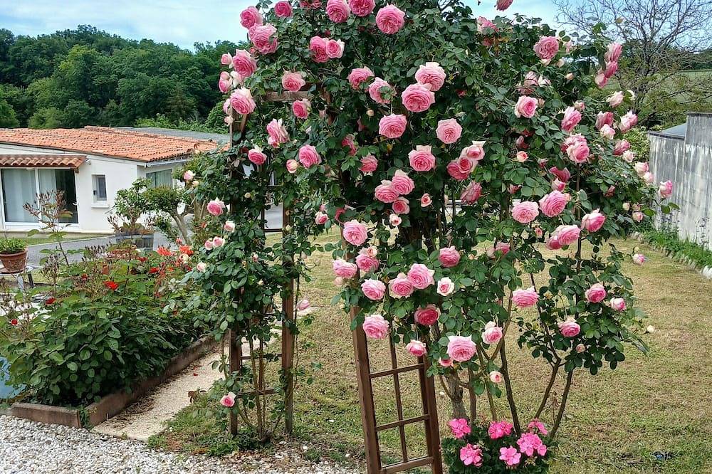 Chambre d’hôtes « Chambre du Jardin » avec terrasse privée, jardin et Wi-Fi in Saint-Aulaye, Périgord Vert