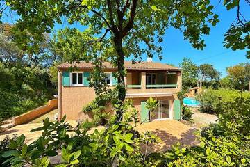 Cottage pour 4 personnes, avec piscine à Les Mayons