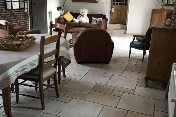 Location de vacances pour 8 personnes, avec Jacuzzi et Jardin à Carly