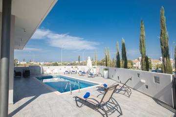 Holiday Rental for 10 People in Protaras, South Cyprus, Photo 2
