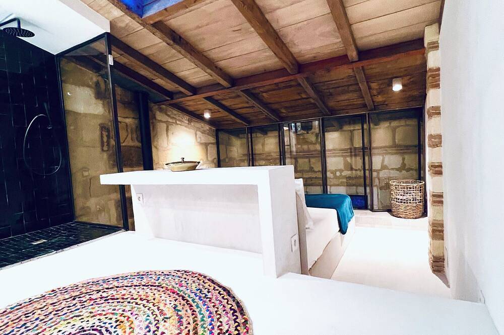 Architect designed house, fast wifi, unique village location 10 mins to Bordeaux in Lormont, Bordeaux region