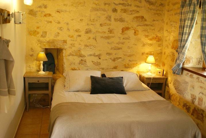 Location de vacances pour 2 personnes, avec piscine et jardin à Tour-de-Faure