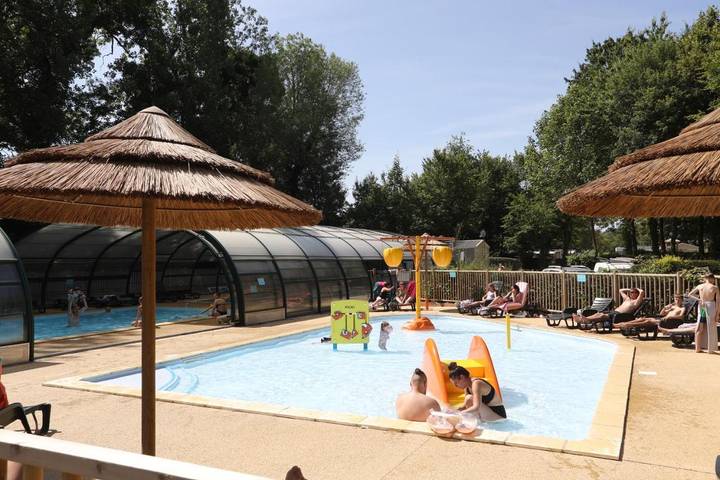 Location de vacances pour 3 personnes, avec Jacuzzi et Terrasse ainsi que Piscine et Sauna à Moyenneville