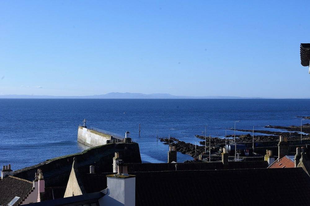 Entire apartment, Kittiwake Apartment, Pittenweem - stunning Sea Views in picturesque village. in Pittenweem, Fife region