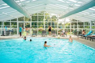 Parc de vacances pour 6 personnes, avec piscine et terrasse, animaux acceptés en Bretagne