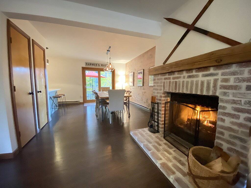 Ganze Wohnung, Mount Snow Basecamp Townhouse + Rustikales Modernes 3 Bett mit Loft. Großartig für 2 Familien in West Dover, Mount Snow