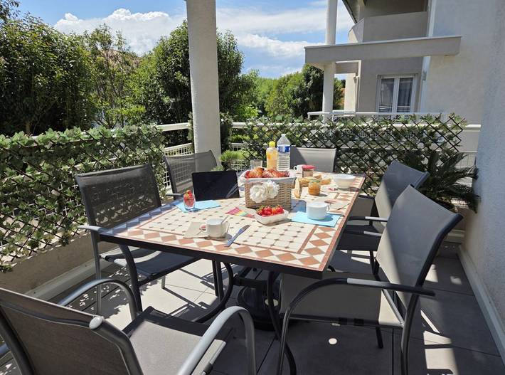 Appartement de vacances pour 6 personnes, avec jardin ainsi que piscine et balcon