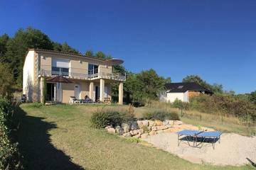 Location de vacances pour 4 personnes, avec jardin et vue à Beauregard-de-Terrasson