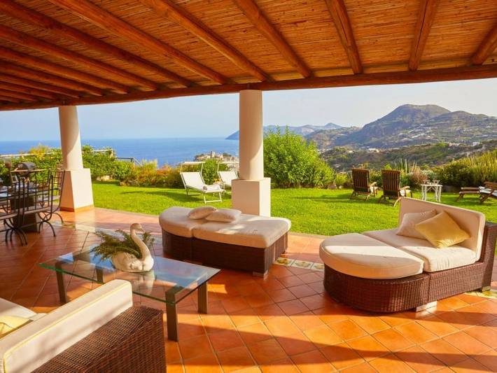 Casa vacanza per 6 persone, con piscina e giardino alle Isole Eolie
