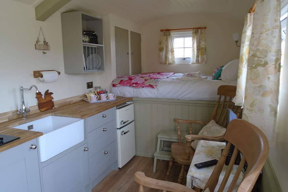 Well equiped shepherds hut ferrensby north yorkshire with hot tub & sauna barrel in North Yorkshire
