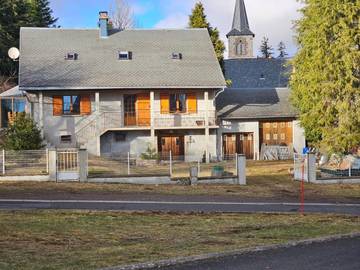 Gîte pour 6 personnes, avec vue et jardin à Montgreleix