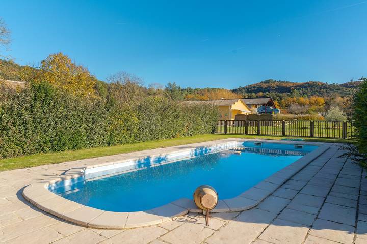 Gîte 'Fleur De Thym' con piscina condivisa, terrazza comune e aria condizionata in Gréoux-les-Bains, Alpi dell'Alta Provenza