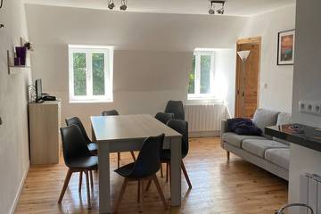 Gîte pour 6 personnes, avec jardin à Espinchal