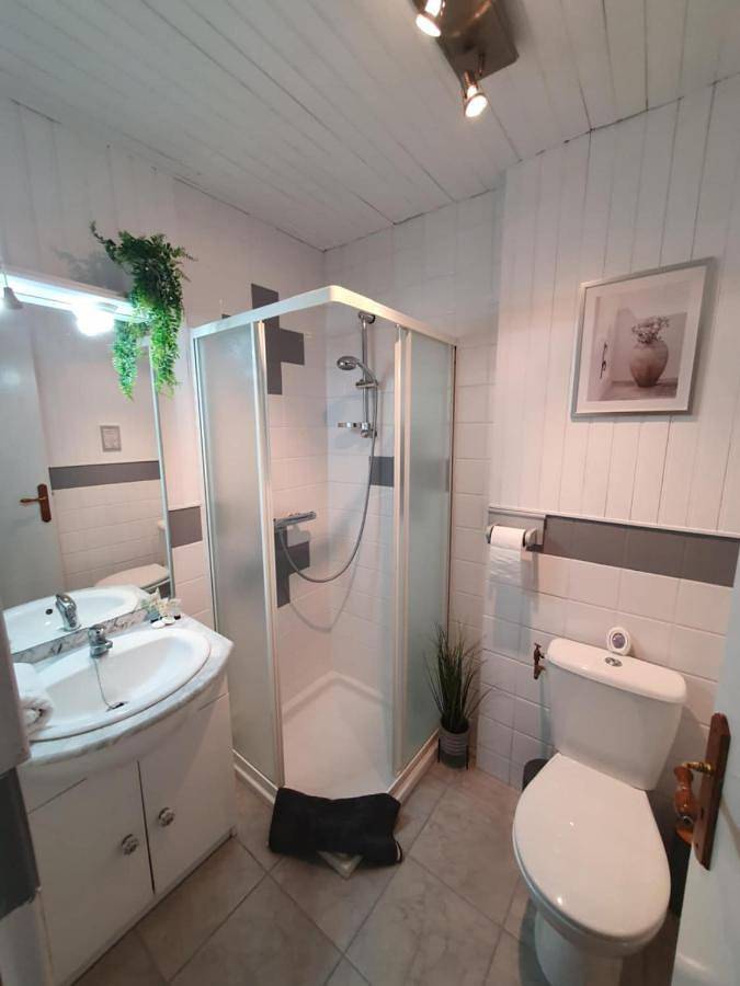 Location de vacances pour 2 personnes, avec piscine et jardin ainsi que terrasse et sauna à Saint-Saud-Lacoussière - 4