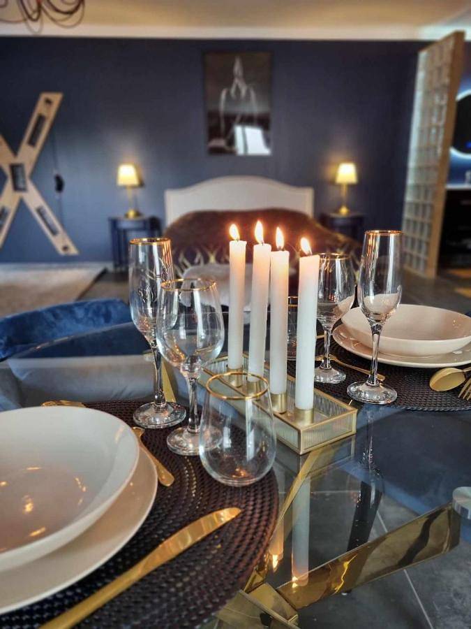 Appartement entier, La Volupté Love Room Jacuzzi Baignoire in Bétheniville, Marne