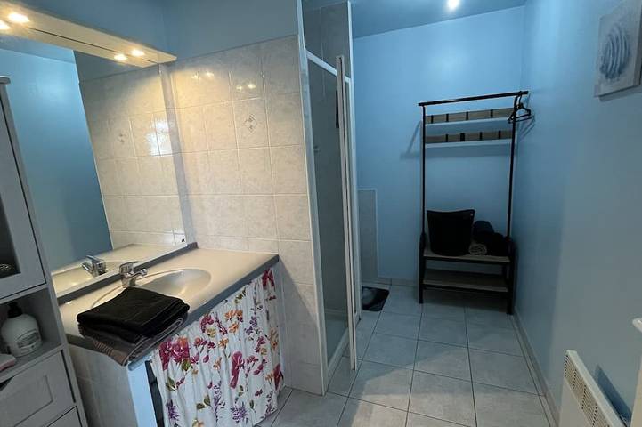 Ganze Wohnung, L'Arbre de Vy, T2 42m2 detached, sleeps 5, garage, near train station in Le Mans, Sarthe