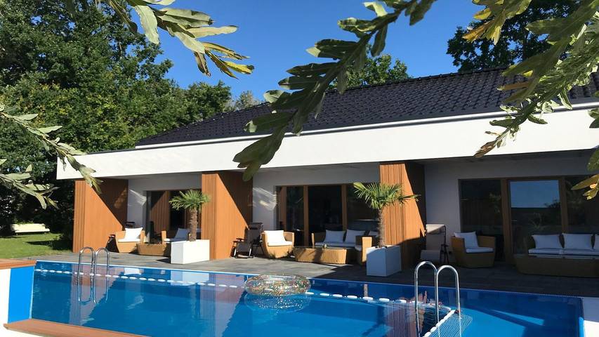 Vakantiehuis voor 14 personen, with terras and zwembad as well as sauna and tuin aan de Poolse Oostzee