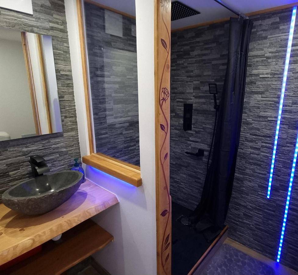 Appartement entier, Appartement Romantique Climatisé Belorizon - 30 min de la mer in Pignans, Région de Brignoles