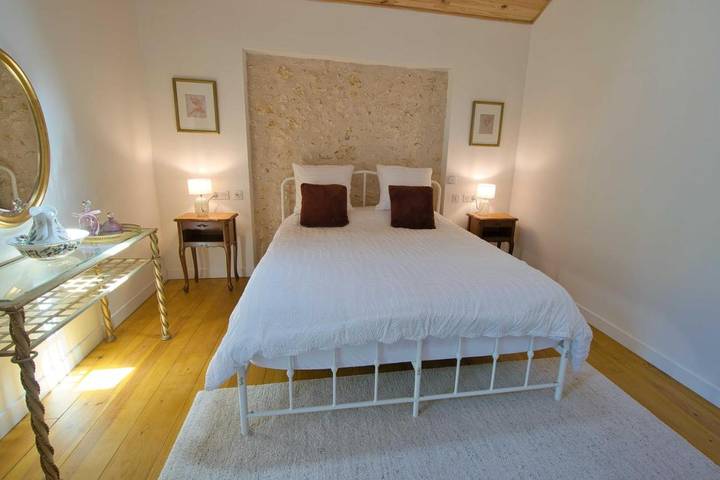Location de vacances pour 4 personnes, avec Terrasse et Jardin ainsi que Piscine et Vue à Saint-Privat-des-Prés