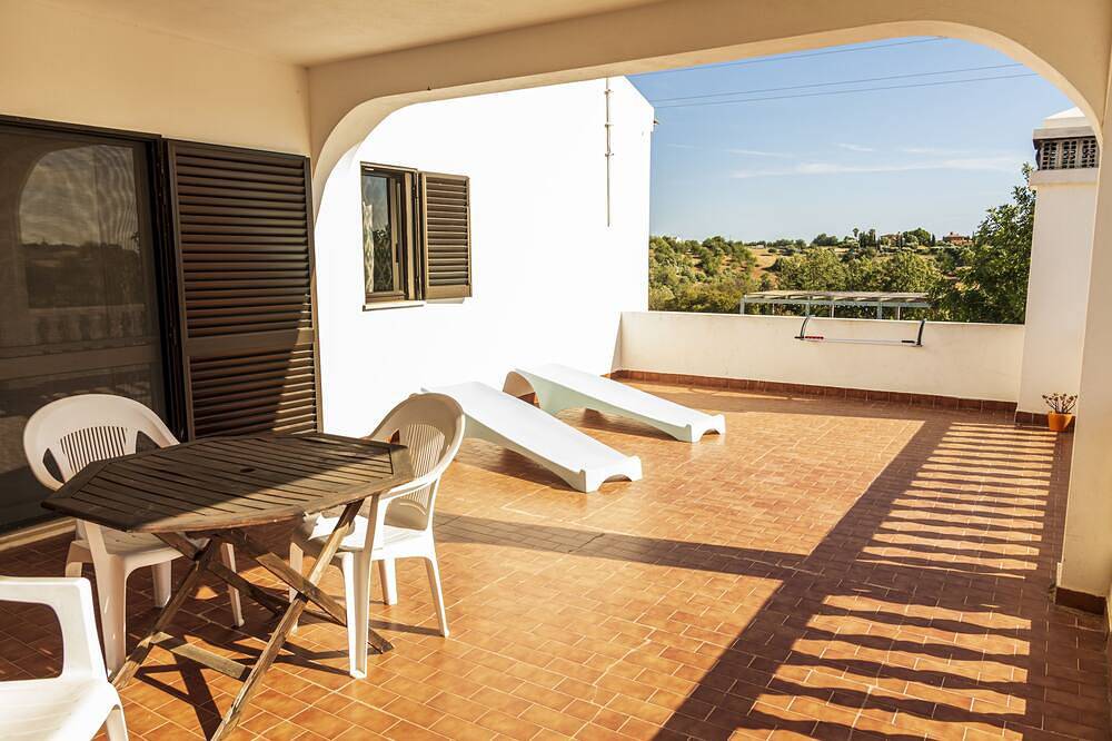 Villa with Private Pool and Sea View, Family Friendly, Shaded Detached Pavillion in Boliqueime, Faro Distrikt