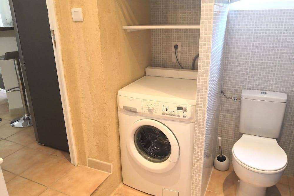 Apartamento entero, Nuevo estudio con piscina privada a 5 minutos de la playa. in Saint-Paul-de-Vence, Region de Cannes
