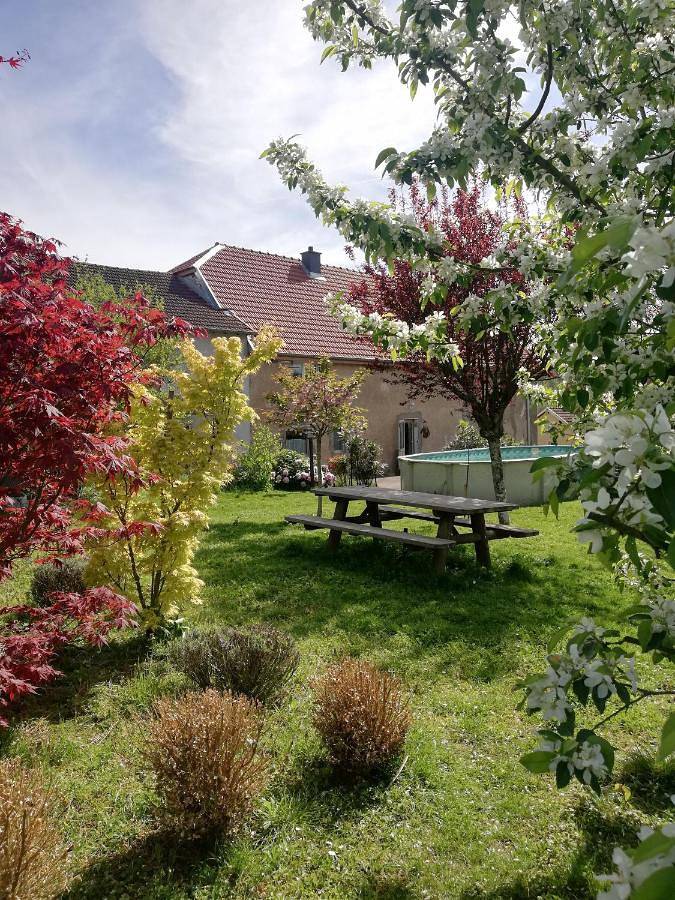 Chambre d’hôte pour 3 personnes, avec jardin ainsi que vue et piscine dans Haute-Saône
