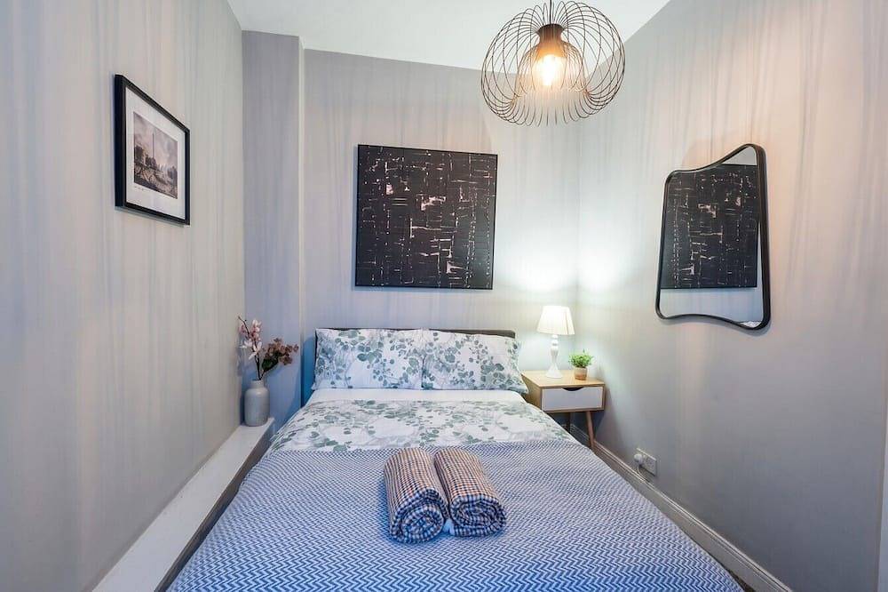 Sleeps six in style with three modern bathrooms, minutes from Wigan town centre in Wigan, Gran Mánchester