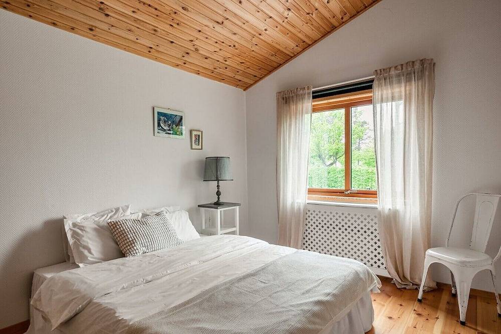 Stylish 3-Bedroom Home by Forest & Swimming Spots in Nacka, Stockholmer Schärengarten