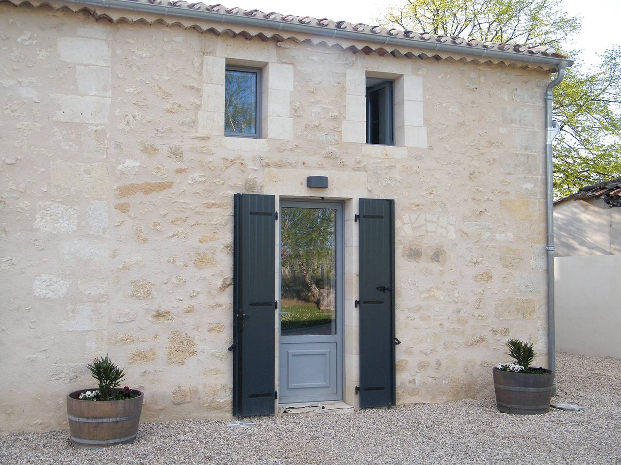 Clos Vieux Rochers Vineyard Gite 4 The Courtyard in Puisseguin, Région de Libourne