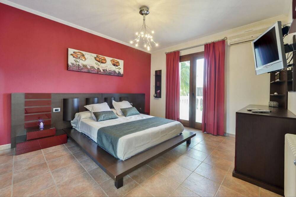 Villa Evie Ibiza - Cinco Habitaciones Villa, Capacidad 12 in Sant Antoni de Portmany, Ibiza Oeste