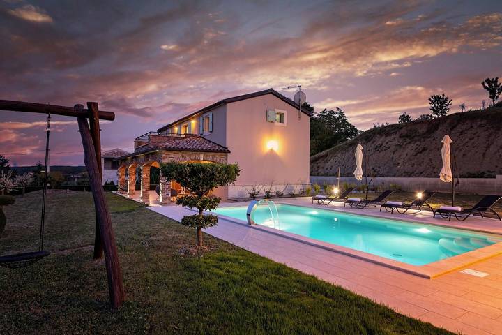 Villa for 4 people, with garden and pool as well as balcony in Istria