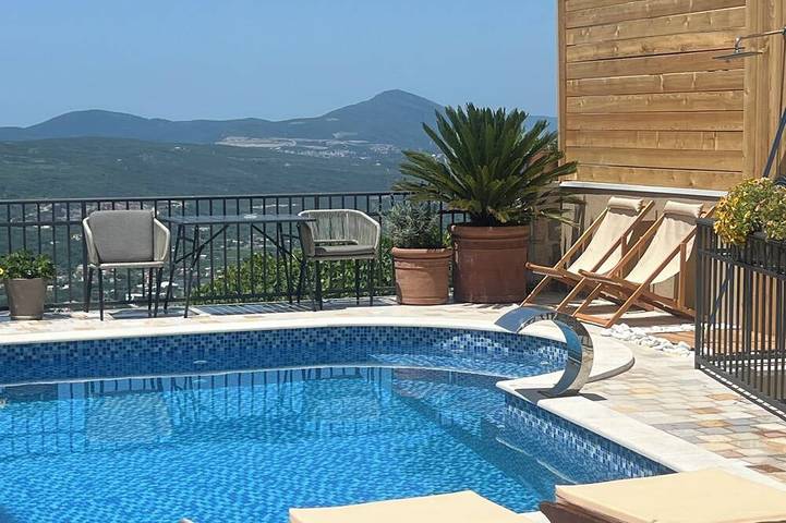 Chalet para 12 personas, con balcón además de jardín y jacuzzi - 1