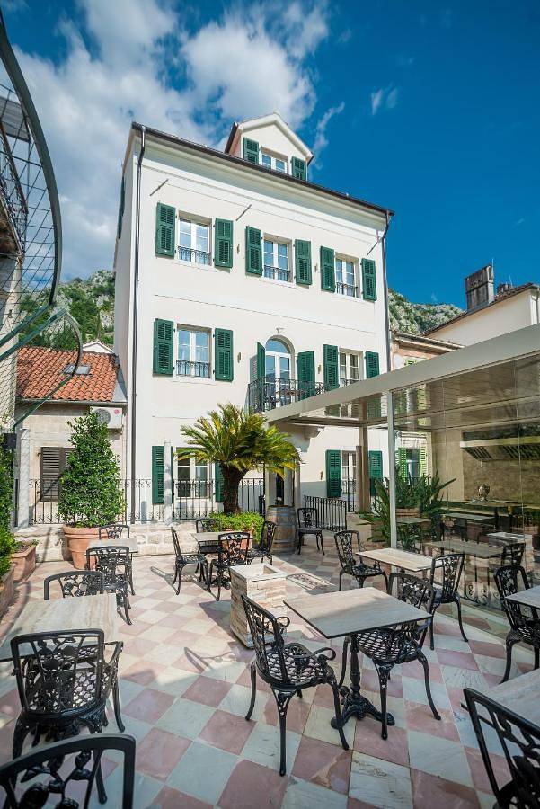 Hotel dla 2 osób, z Taras i Jacuzzi oraz Ogród i Sauna w Kotor