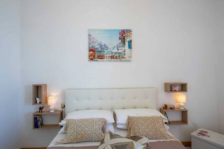 Mariantonietta House: bright colorful rooms, overlooking the vast sea in Praiano, Sorrento Coast