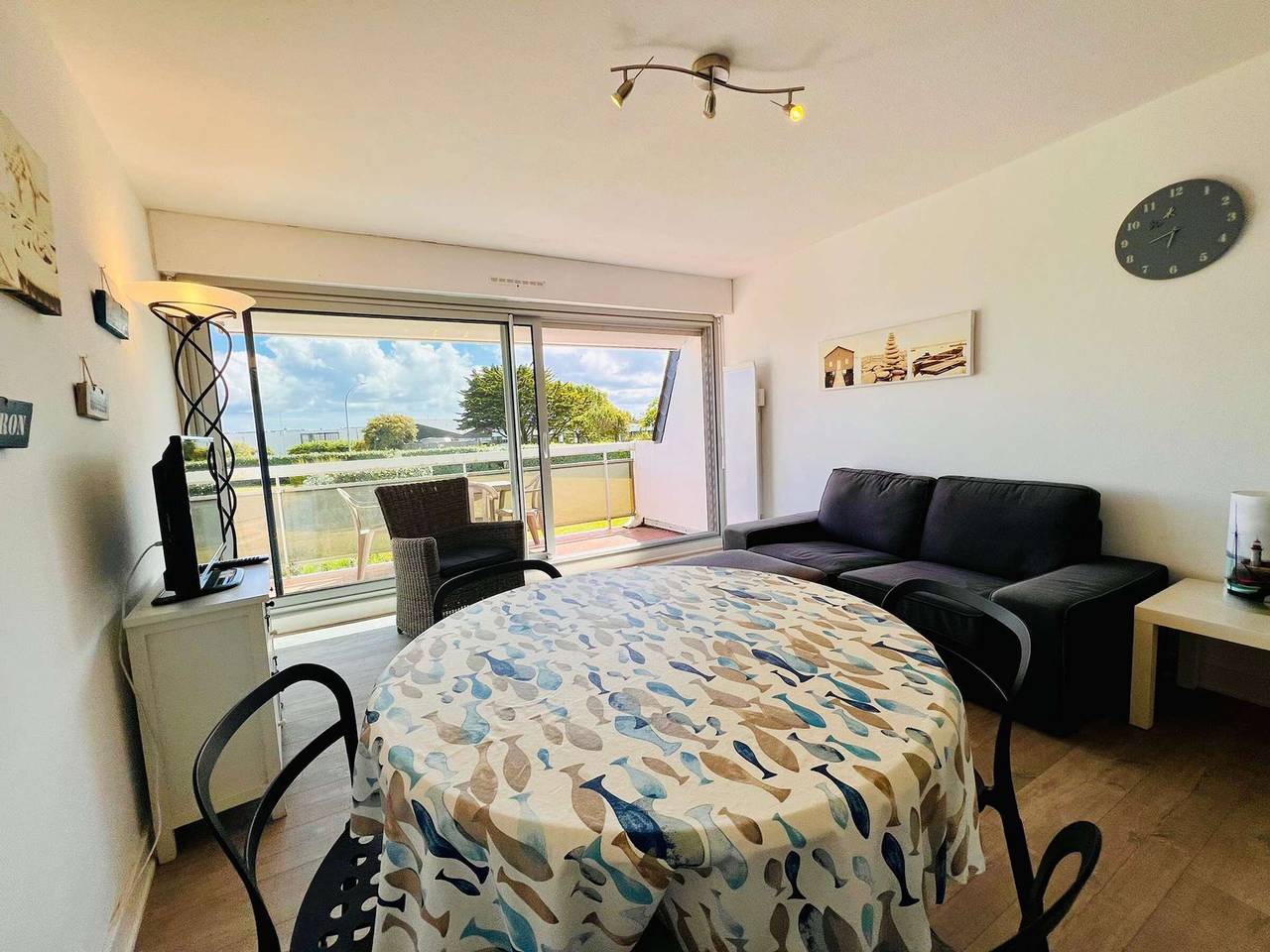 Entire apartment, Charming 2-room apartment in Quiberon with balcony, parking, and wifi, pets allowed in Quiberon, Côte des Mégalithes