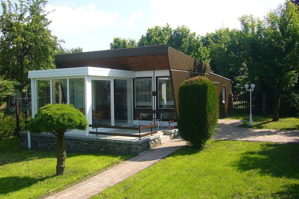 Bungalow with wintergarden, terrace, barbeque area, parking space, pet welcome in Niederwiesa, Chemnitz (region)