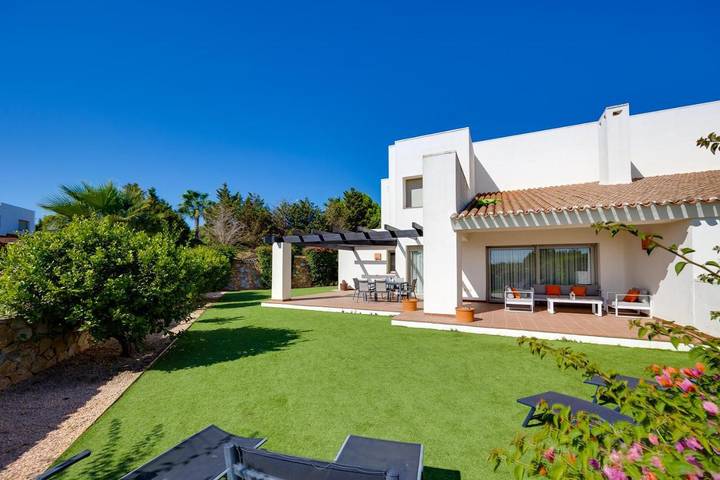 Casa rural para 6 personas, con balcón además de piscina y jardín en San Miguel de Salinas - 3