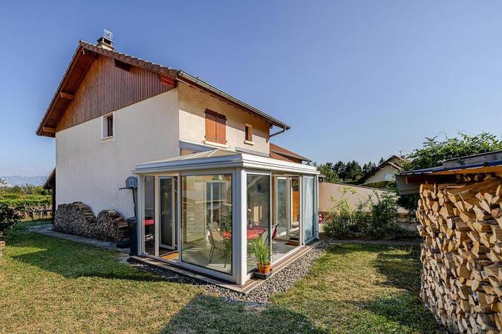 Location de vacances pour 7 personnes, avec Terrasse ainsi que Jardin et Vue à Thoiry (Ain)