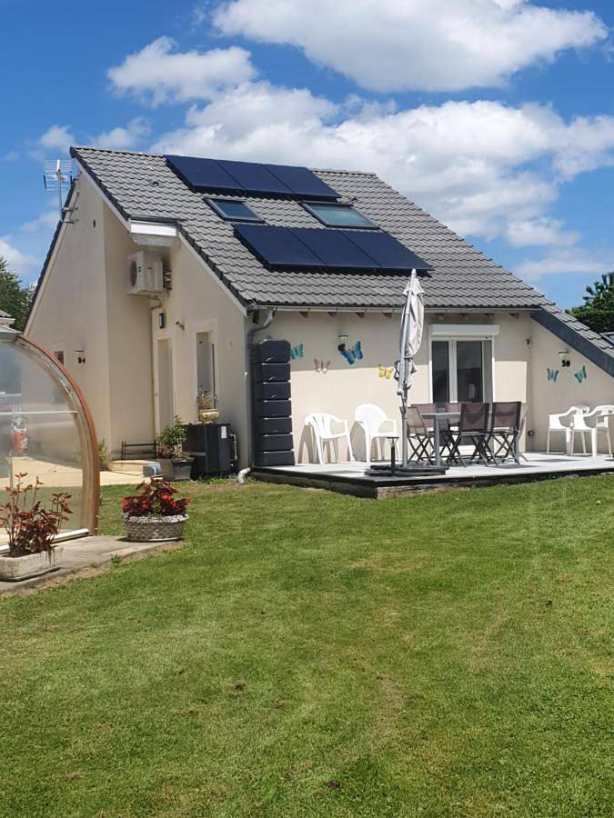 Location de vacances pour 6 personnes, avec vue et jardin ainsi que piscine et bassin pour enfant à Nébouzat - 4