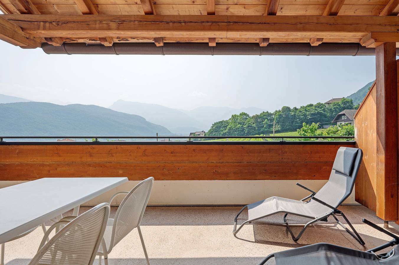 Zimmer 'Lahnblick' mit Blick auf den See, Gemeinschaftspool und Wi-Fi in St. Josef am See, Kaltern an der Weinstraße