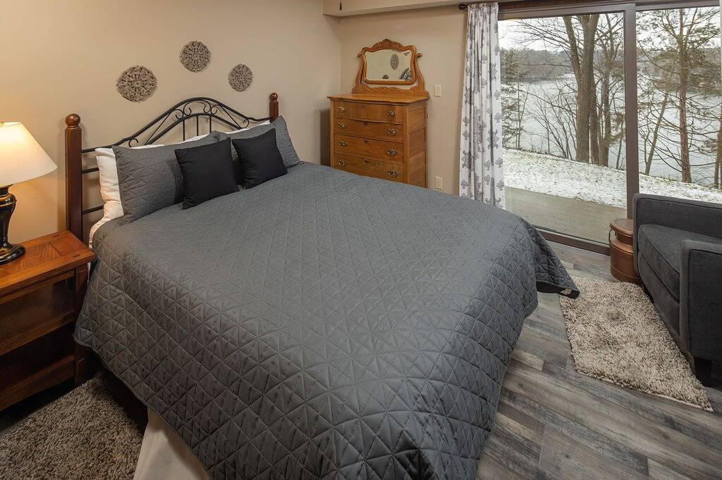 Ganze Wohnung, 2-stöckige Wohnung ~ Einzigartige Aussicht auf den See ~ Kamin ~ Einfacher Spaziergang zum Eagle Ridge ~ in Jo Daviess County