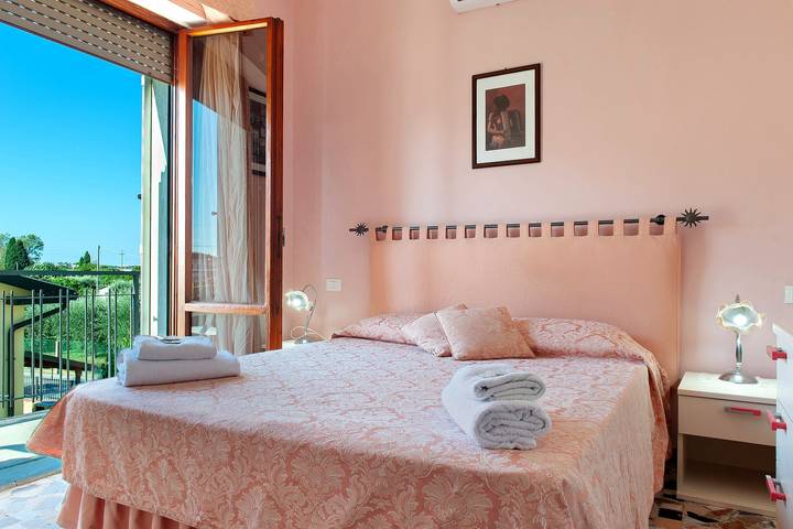 Bandb Cindy - Rosa Room with Private Terrace, Wi-Fi, and Air Conditioning in Cascina, Italian Riviera