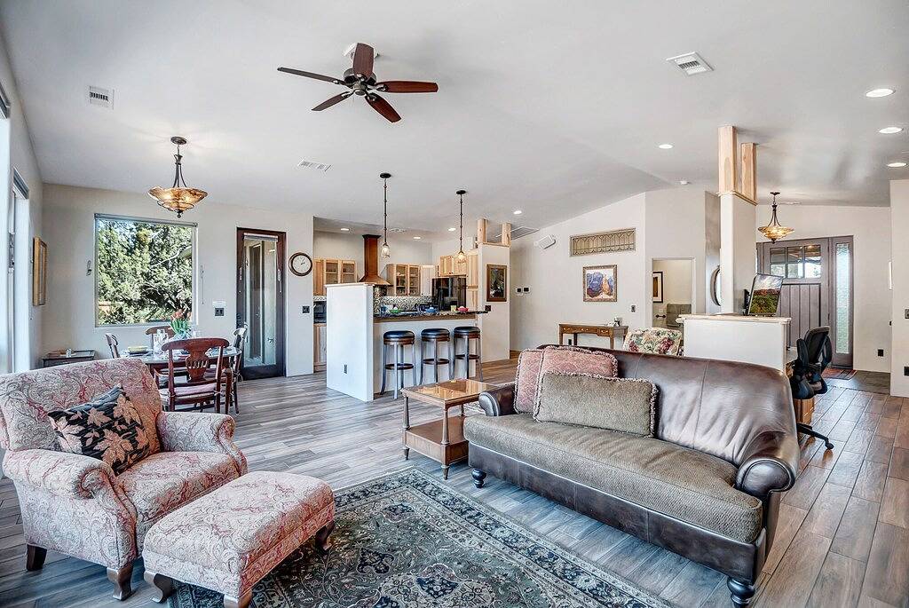 Escape to Sedona Avalon West, a luxurious 2-bed, 3-bath home with stunning red rock views. in Sedona, Oak Creek Canyon