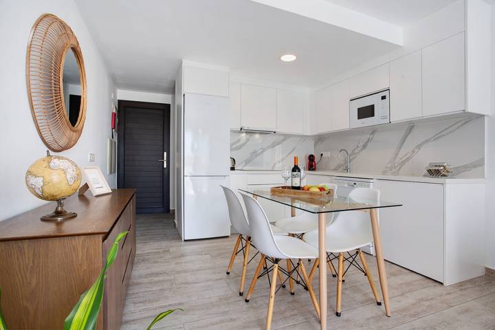 Apartamento entero, Vacaciones 'Casa Sunrise' con vistas al mar, piscina compartida y Wi-Fi in El Jablito, La Oliva