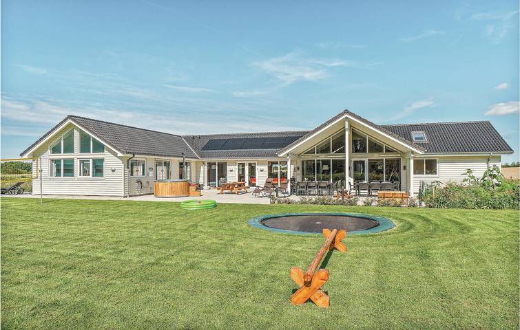 Ferienhaus für 22 Personen, mit Terrasse und Whirlpool sowie Garten und Pool in Hostrup Strand - 2