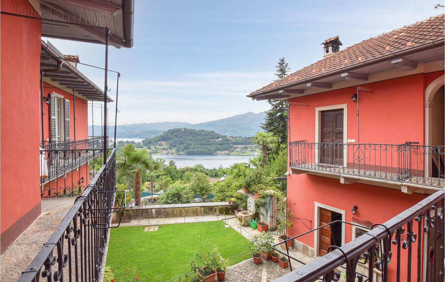 Ganze Ferienwohnung, Apartment am Pool mit Parkplatz, Garten- und Seeblick in Carcegna, Miasino Gemeinde