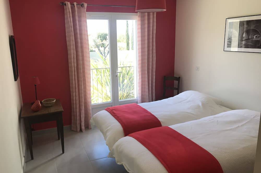 Hermosa villa nueva con jardín y piscina entre viñedos y monte bajo. in Argilliers, Region de Nimes