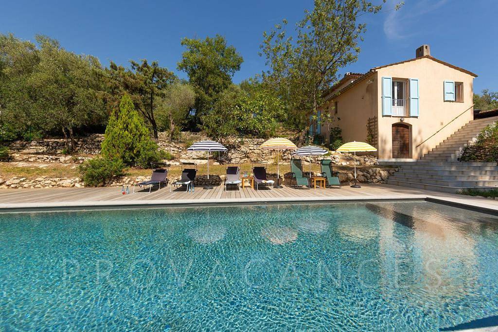 Beautiful holiday house with pool 2 km from Tourrettes-sur-Loup in Tourrettes-sur-Loup, Region de Cannes