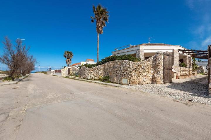 Location de vacances pour 5 personnes, avec jardin et terrasse à Torre Chianca